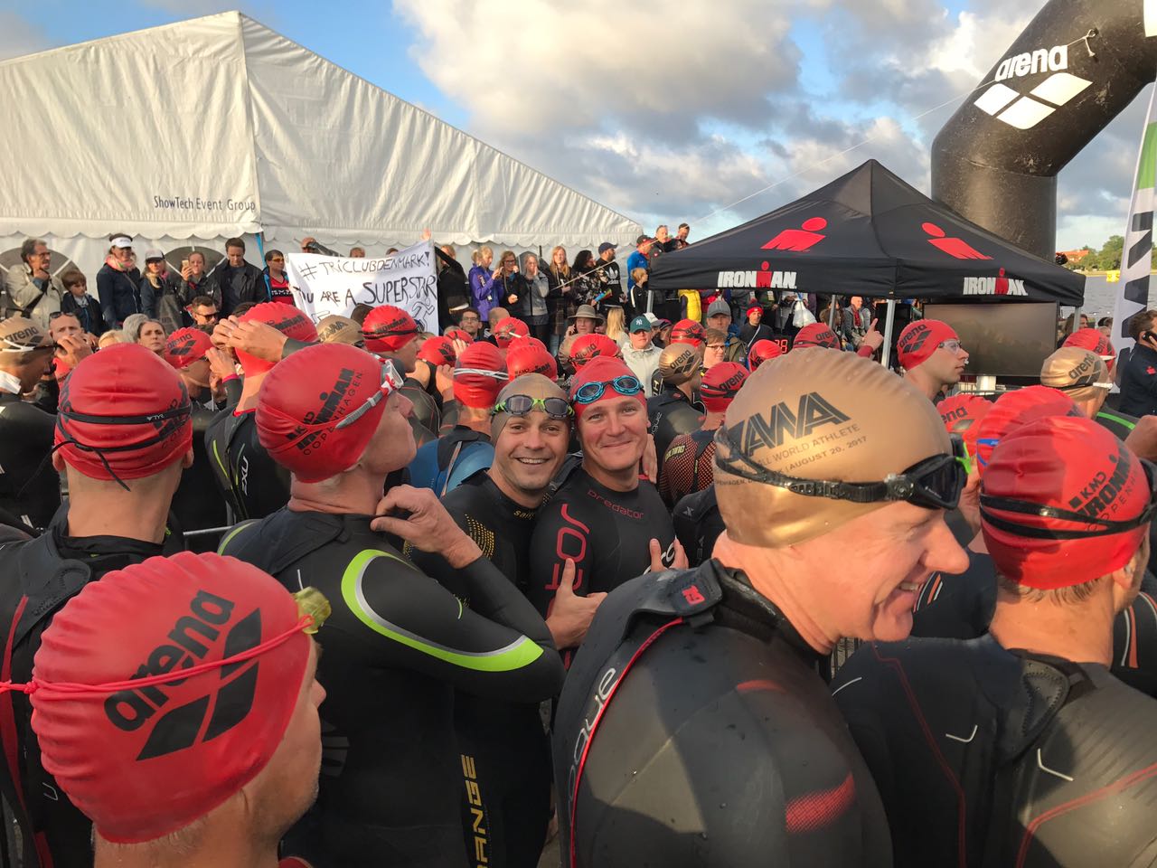 Спортсмены готовятся к старту плавательного этапа Ironman