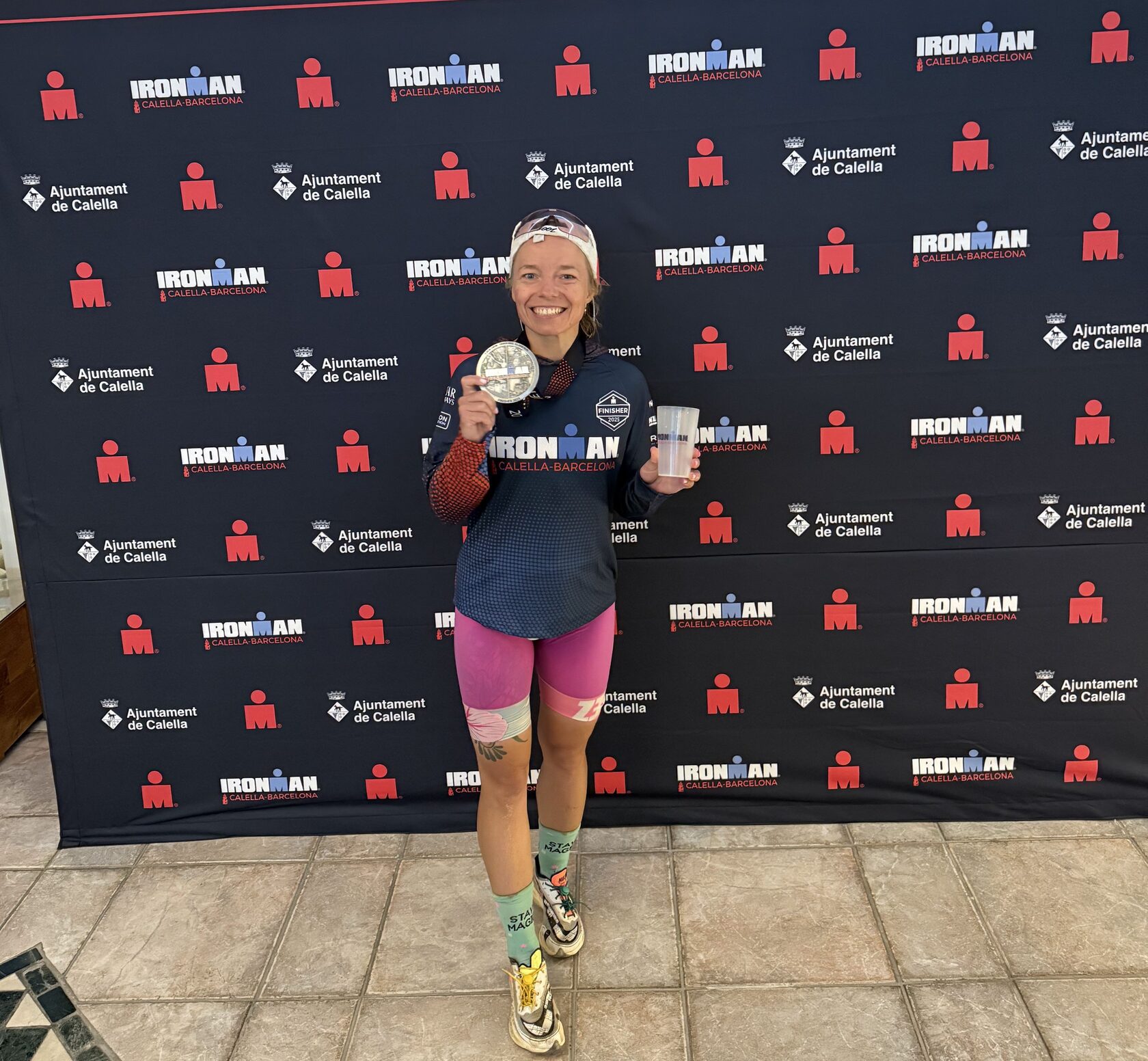 Екатерина Нечаева с медалью после финиша Ironman Calella-Barcelona