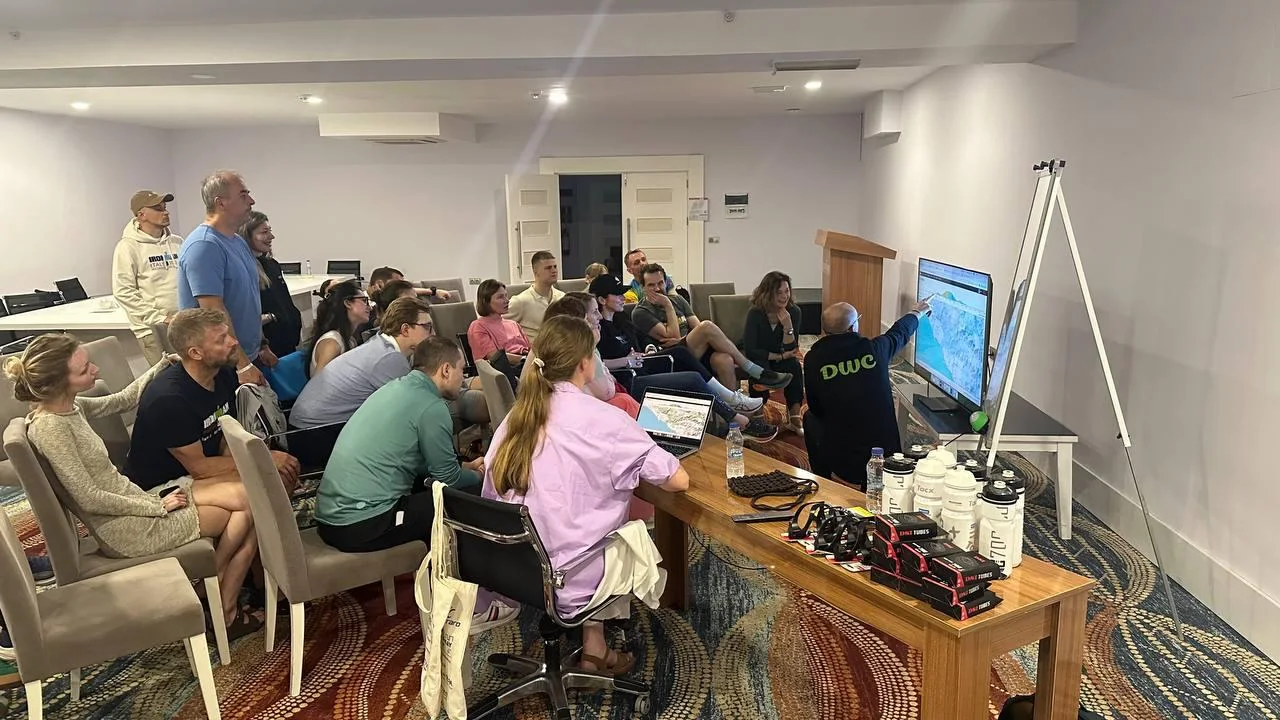 Тренер DWC разбирает маршрут со спортсменами перед тренировкой